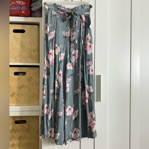 Summer beach flowy Floral Gray and pink hibiscus print pants with slits S